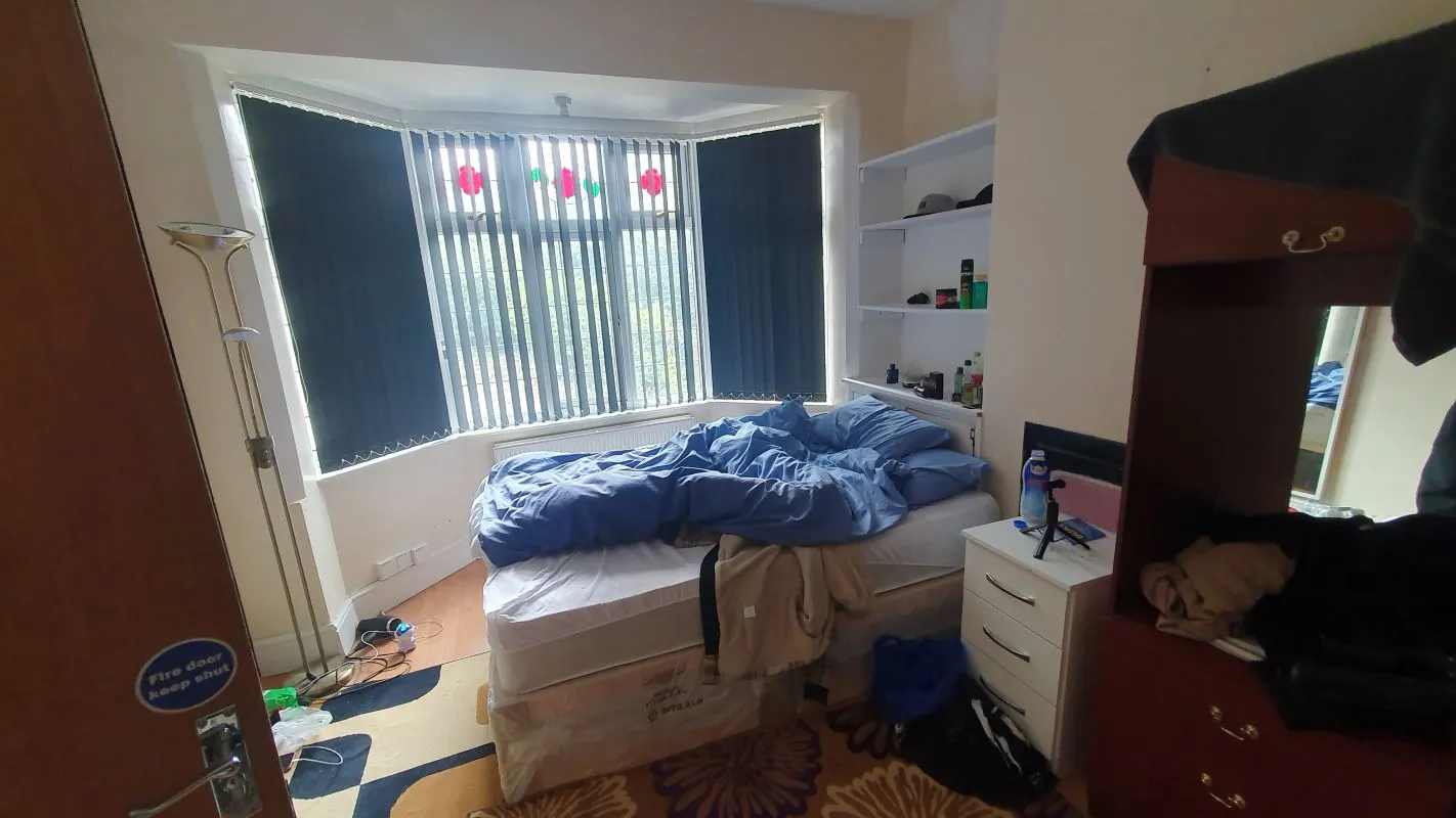 Freehold Investment – Substantial Semi-Detached House let as a 9 Bedroom HMO.