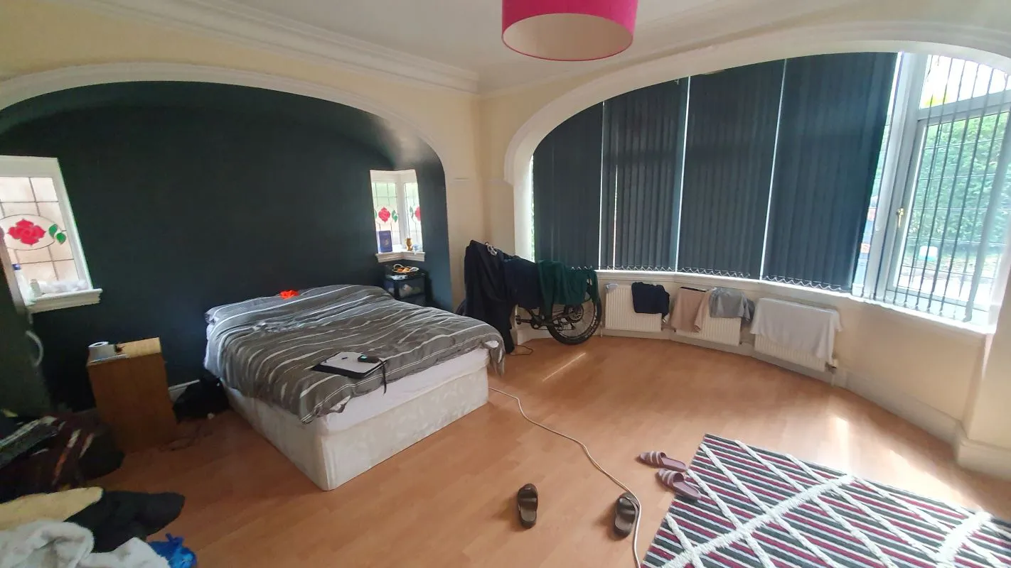 Freehold Investment – Substantial Semi-Detached House let as a 9 Bedroom HMO.