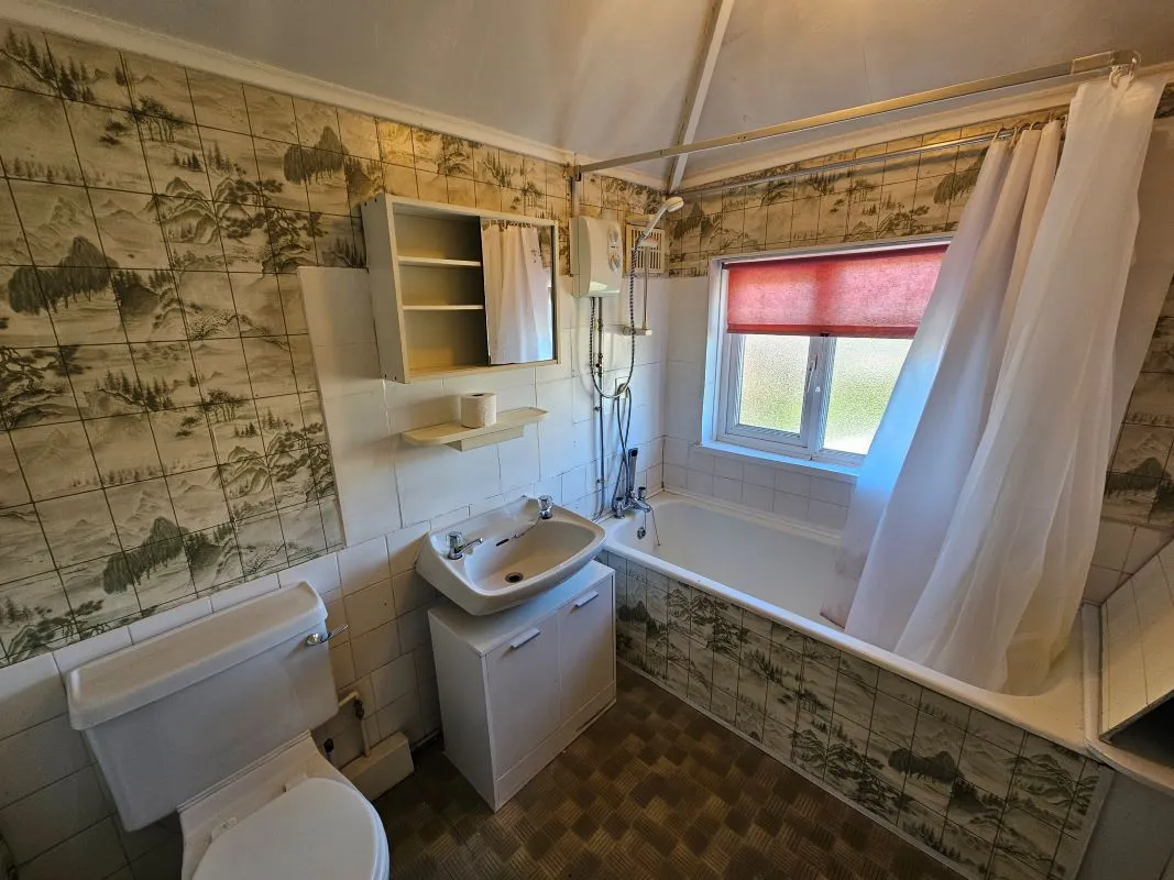 Freehold Vacant Semi-Detached House with Three Bedrooms