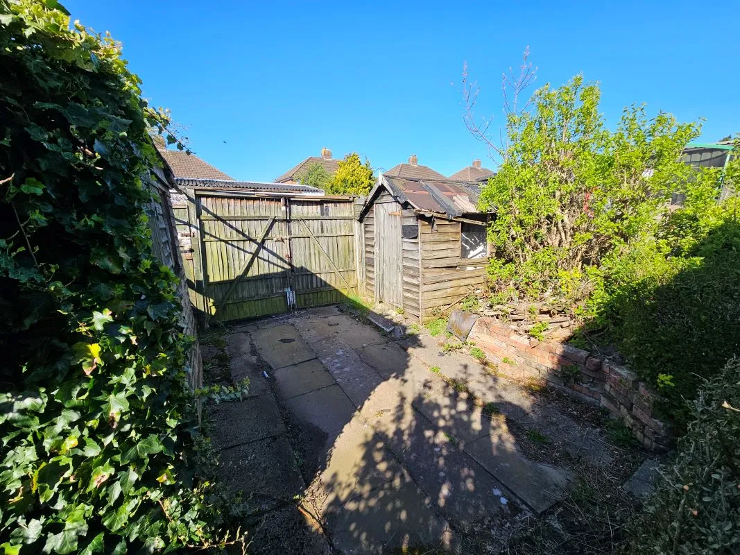 Freehold Vacant Semi-Detached House with Three Bedrooms