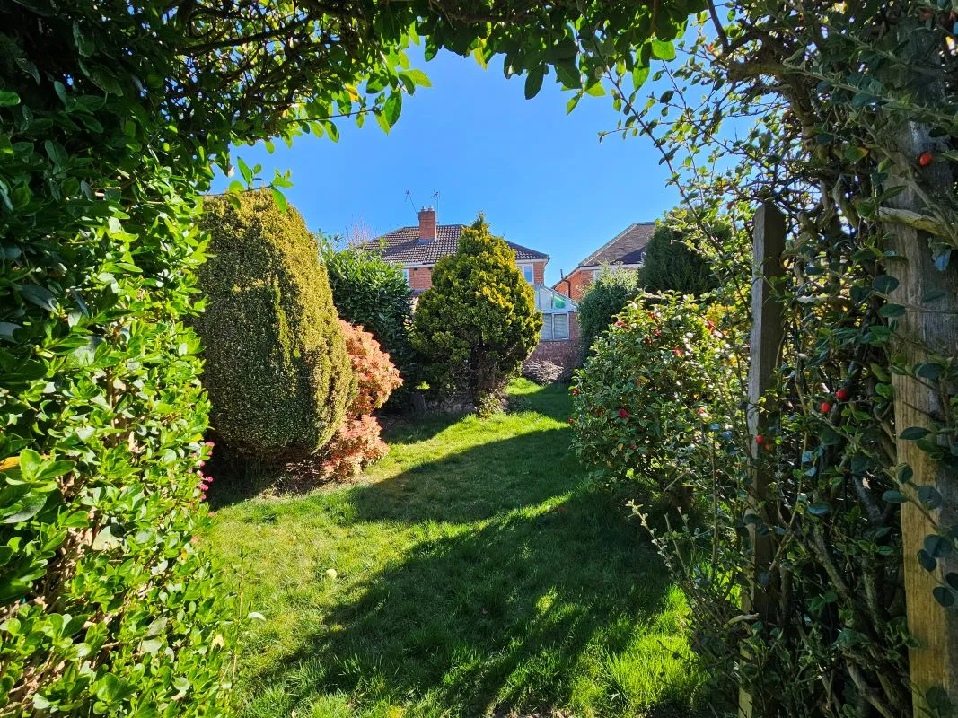 Freehold Vacant Semi-Detached House with Three Bedrooms