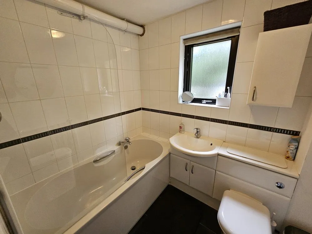 Leasehold One Bedroom Flat with Vacant Possession (upon expiry of Tenant Notice)