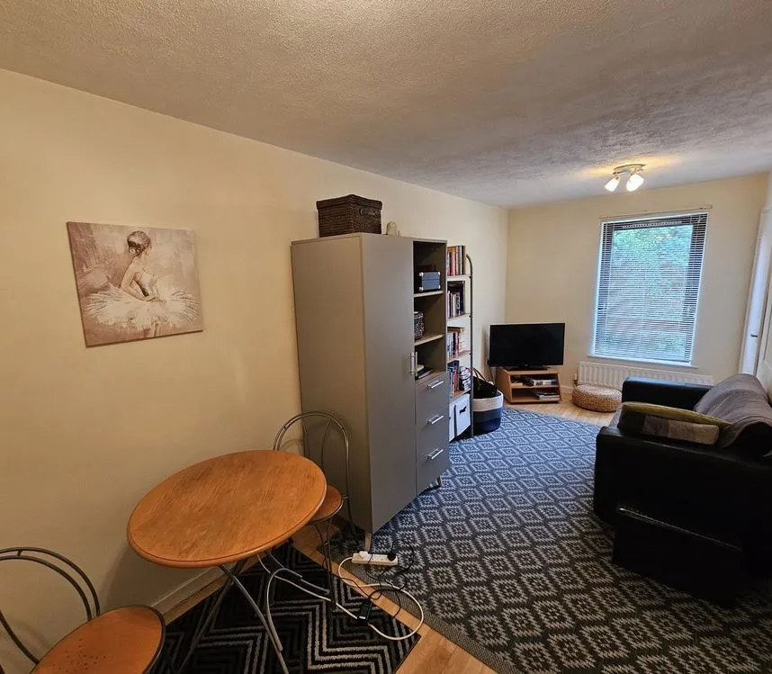 Leasehold One Bedroom Flat with Vacant Possession (upon expiry of Tenant Notice)