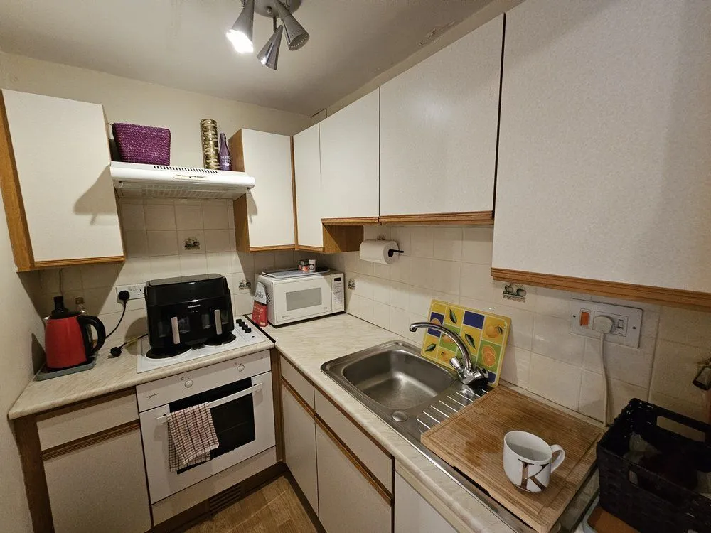 Leasehold One Bedroom Flat with Vacant Possession (upon expiry of Tenant Notice)