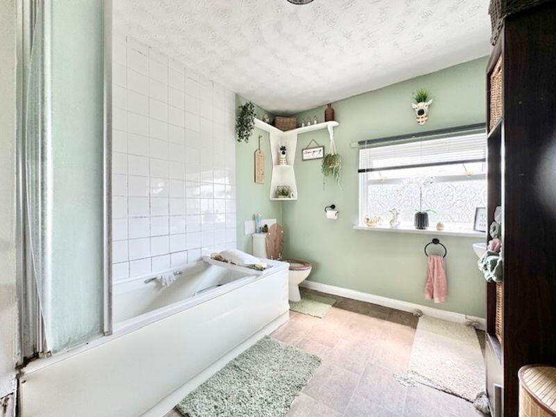 4 bed Detached