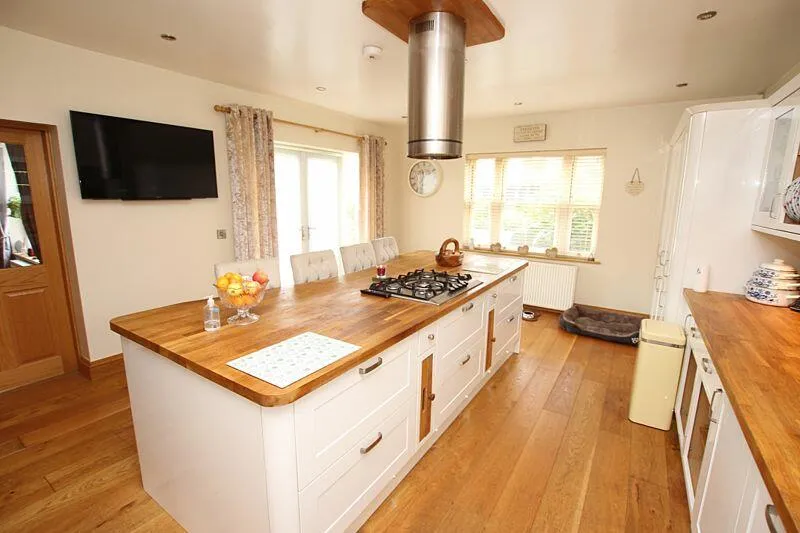 5 bed Detached