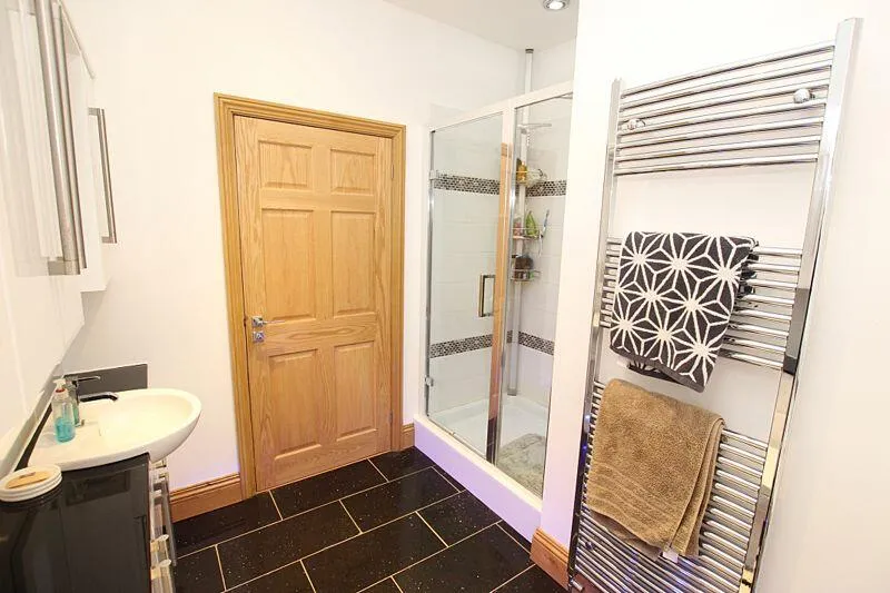 5 bed Detached
