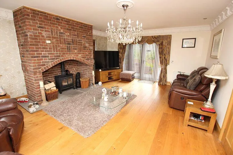 5 bed Detached