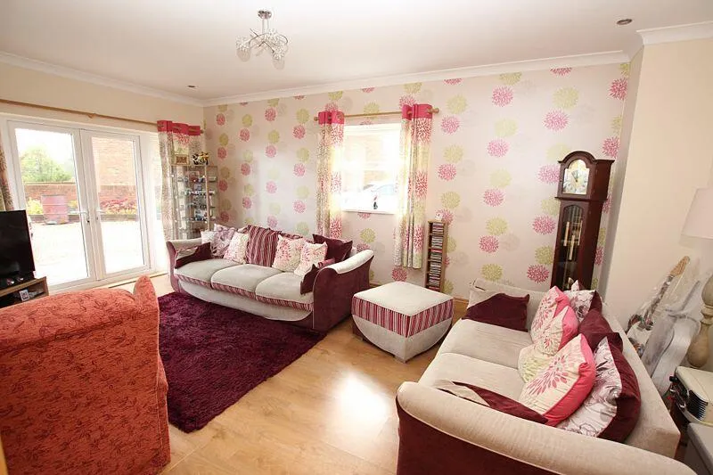 5 bed Detached