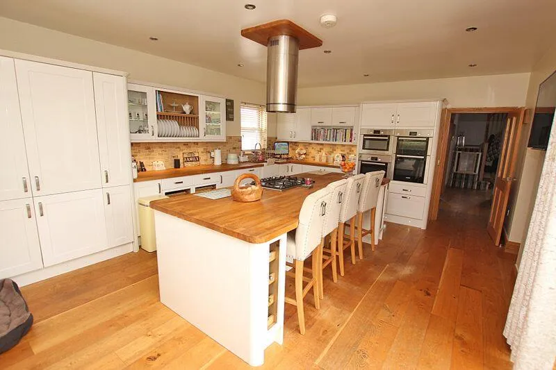 5 bed Detached