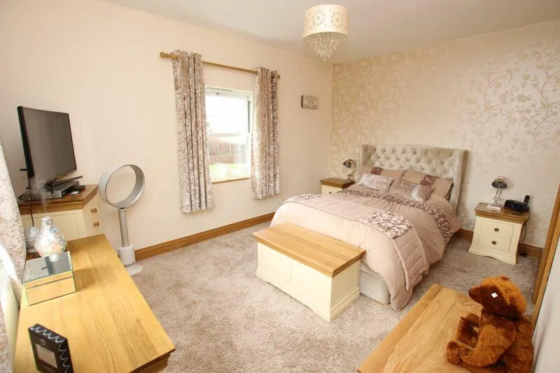 5 bed Detached