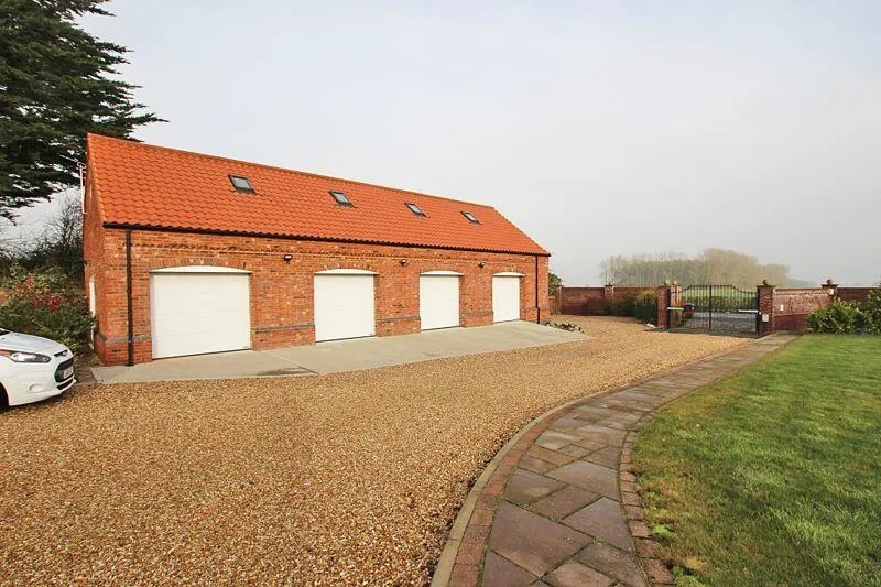 5 bed Detached