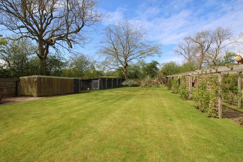 5 bed Detached