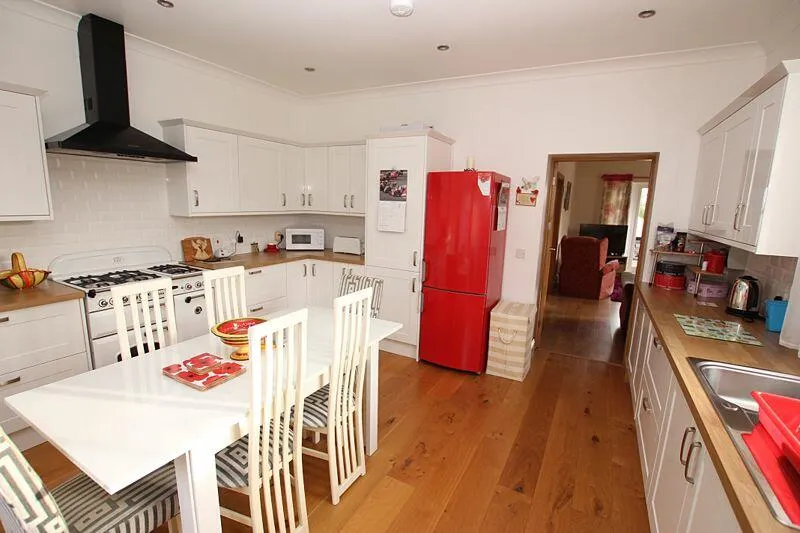 5 bed Detached