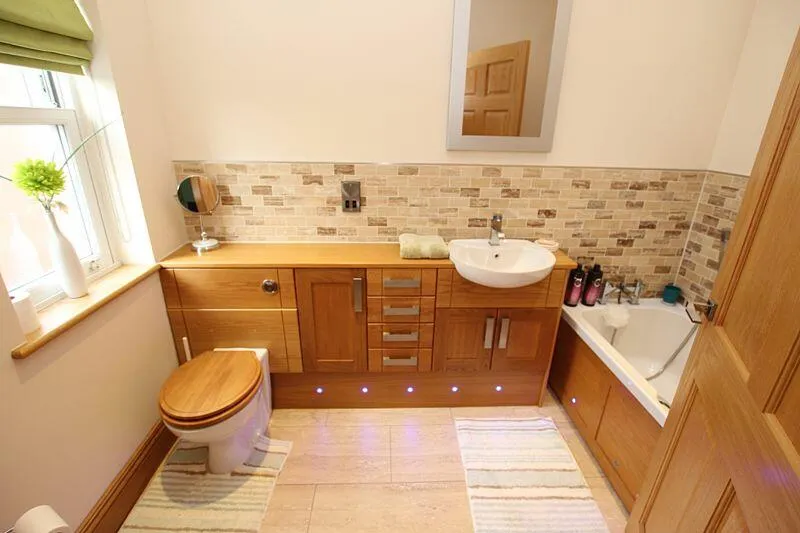 5 bed Detached