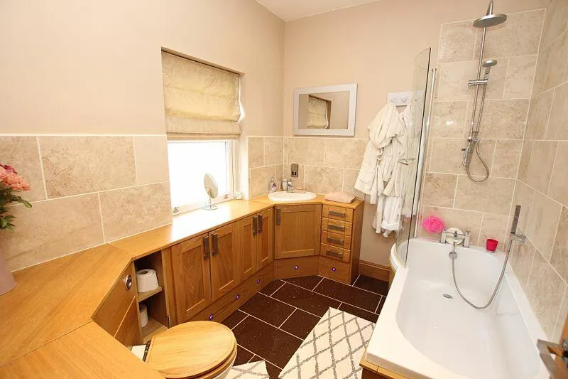 5 bed Detached