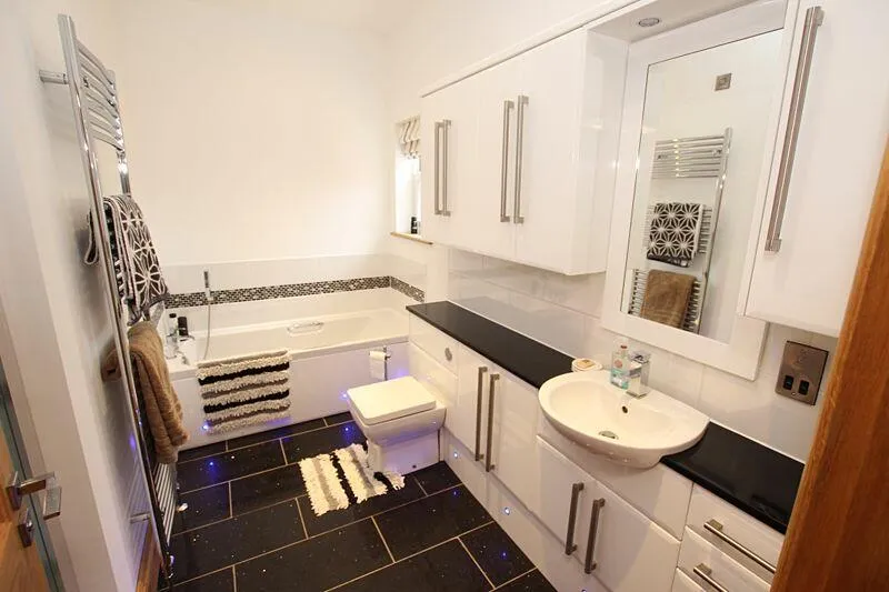 5 bed Detached