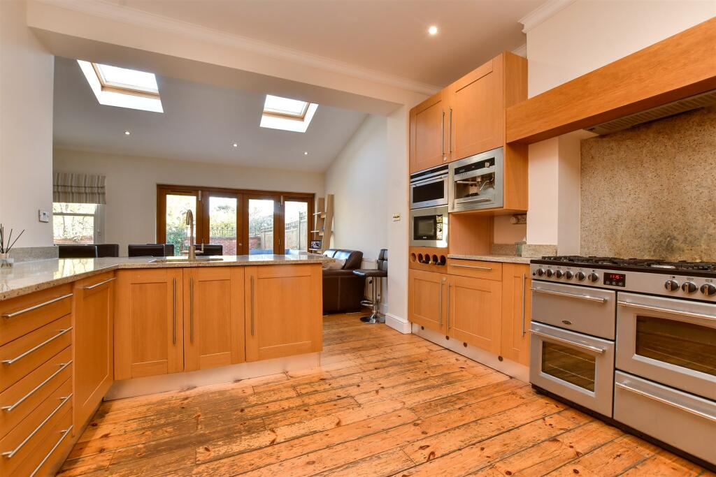 6 bed Semi-Detached
