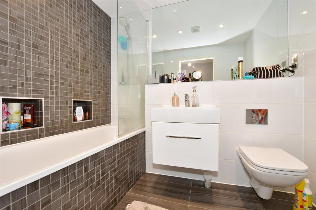 1 bed Ground Flat