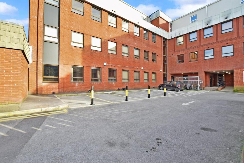 1 bed Ground Flat