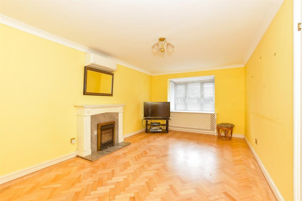4 bed Detached