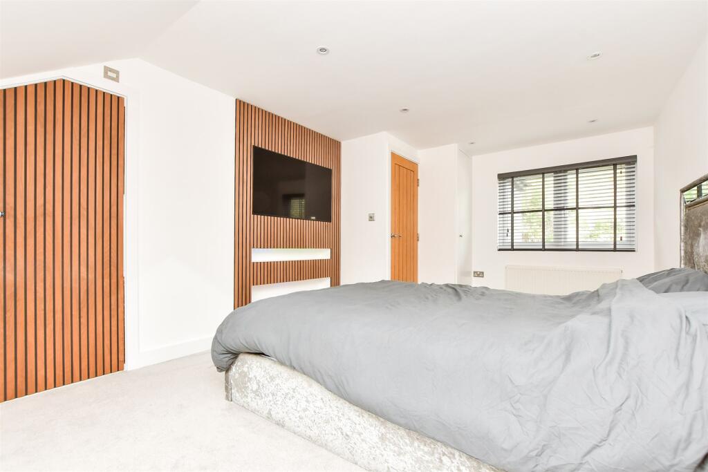 4 bed End of Terrace
