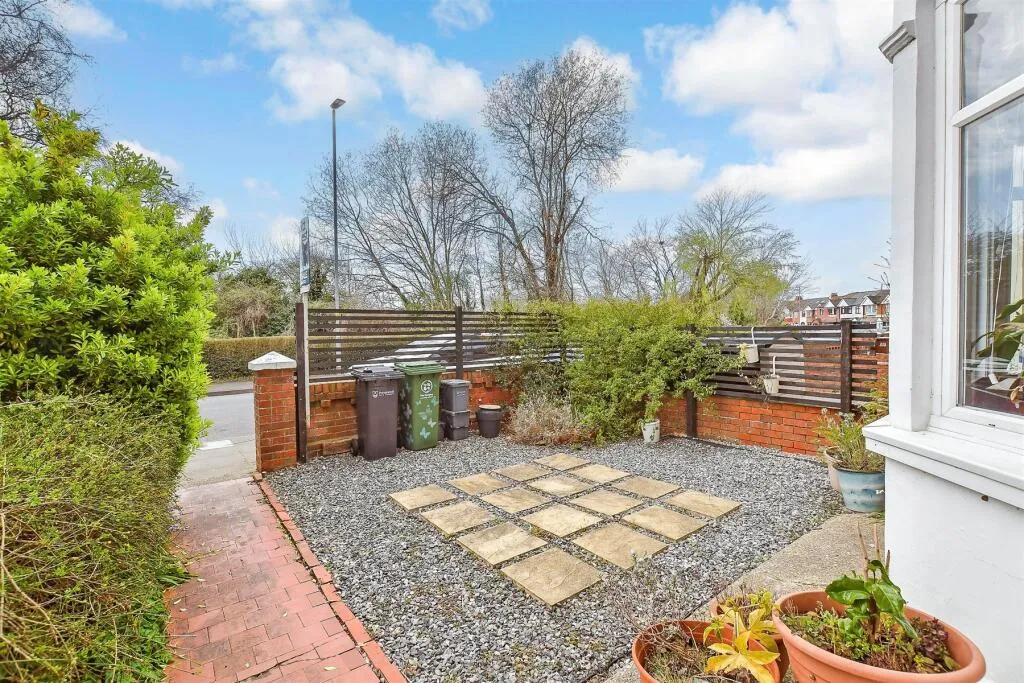 1 bed Ground Flat