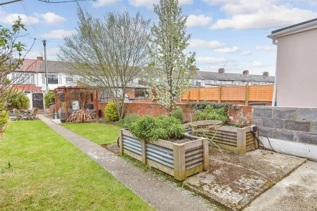 1 bed Ground Flat