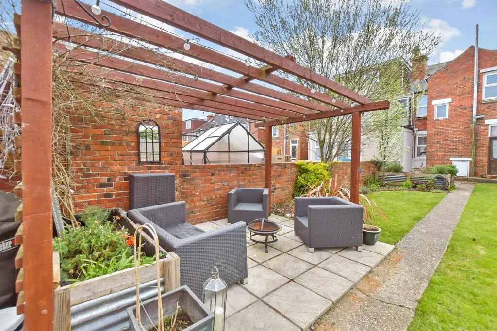 1 bed Ground Flat