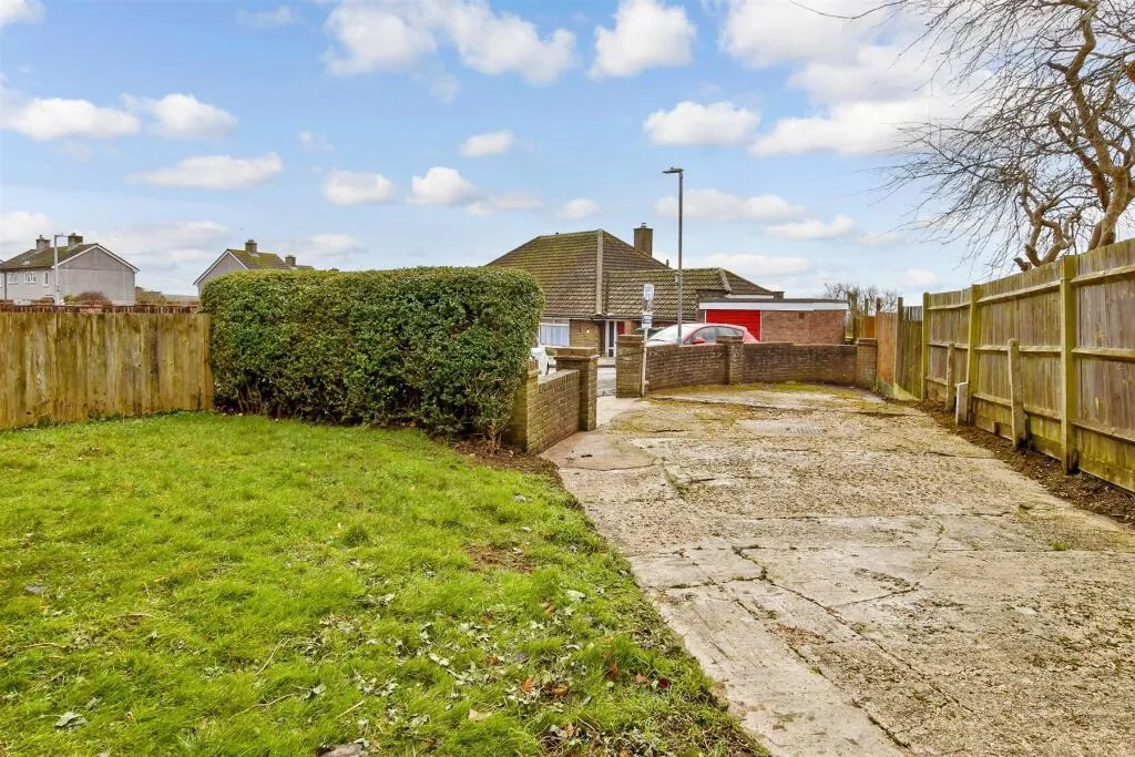 4 bed Semi-Detached Bungalow