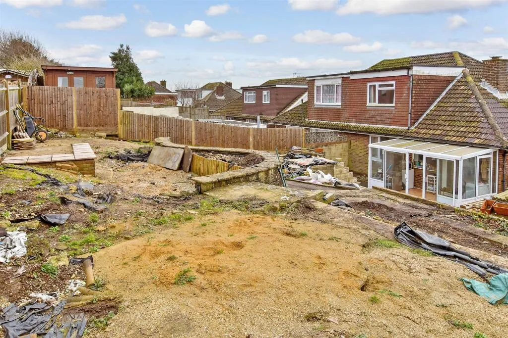 4 bed Semi-Detached Bungalow
