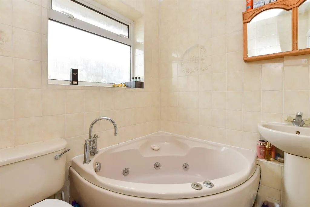 4 bed Semi-Detached Bungalow