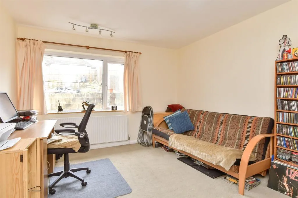 4 bed Semi-Detached Bungalow