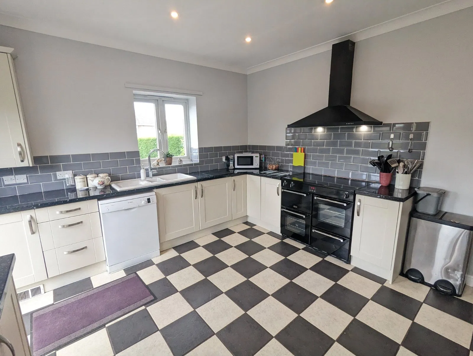 5 bed Detached