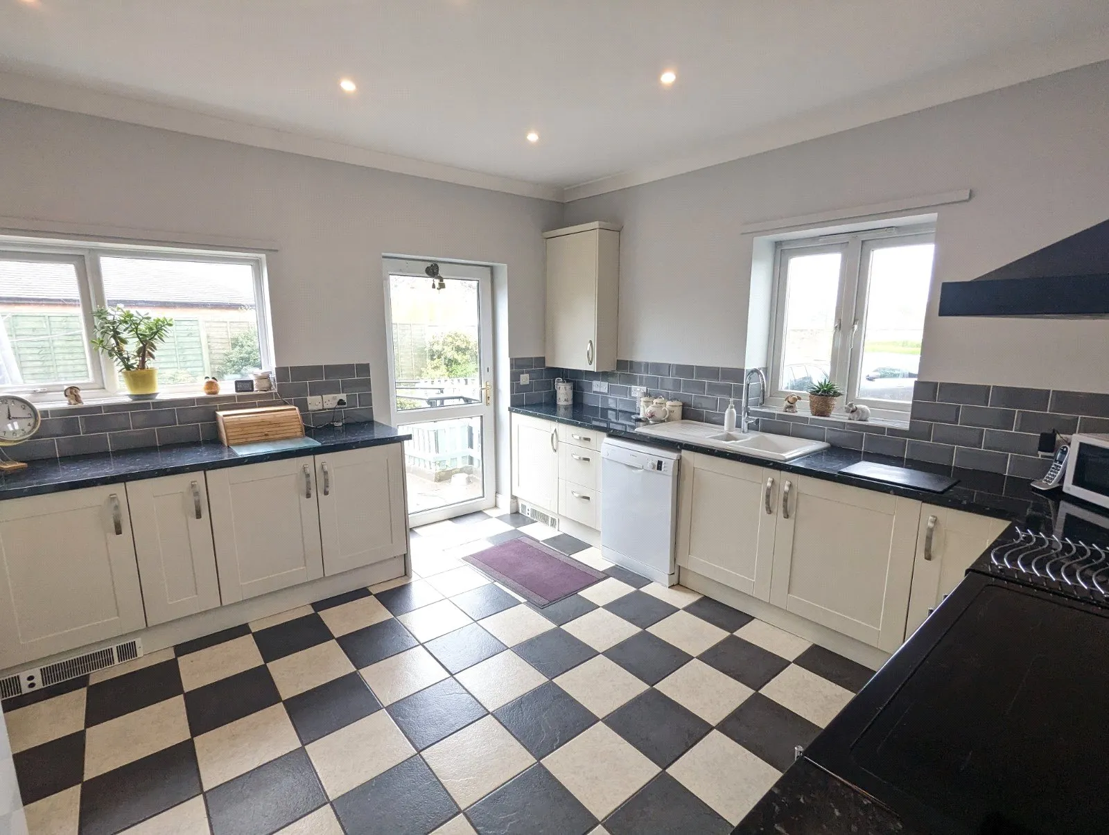 5 bed Detached