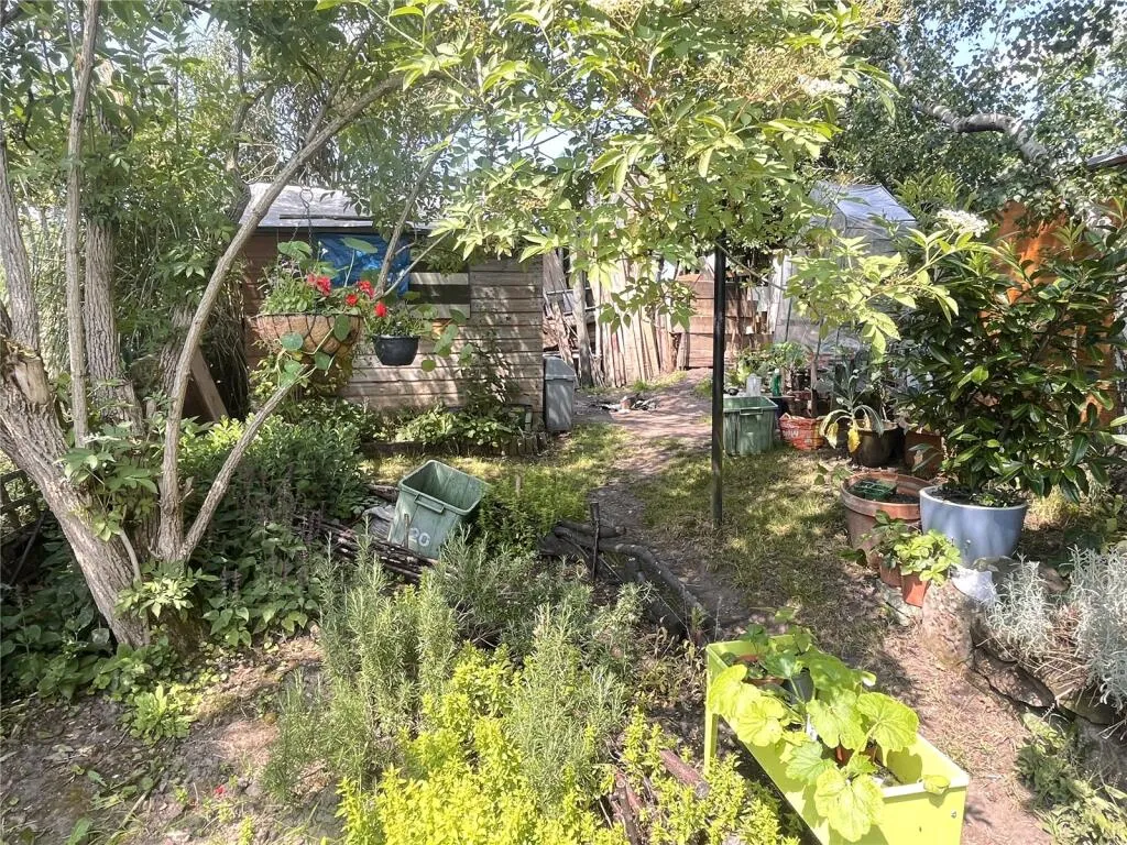 4 bed Semi-Detached