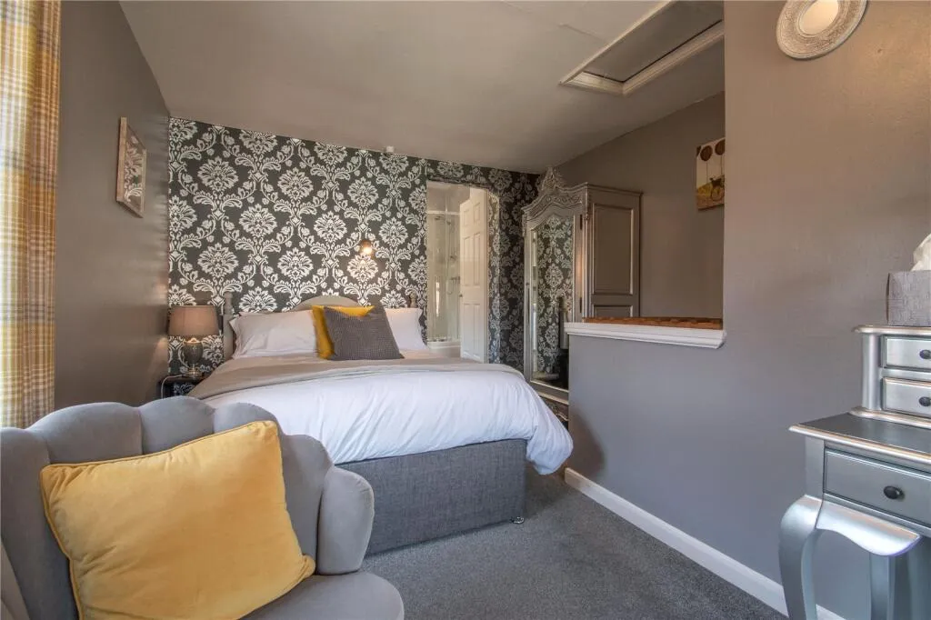 7 bed Character Property