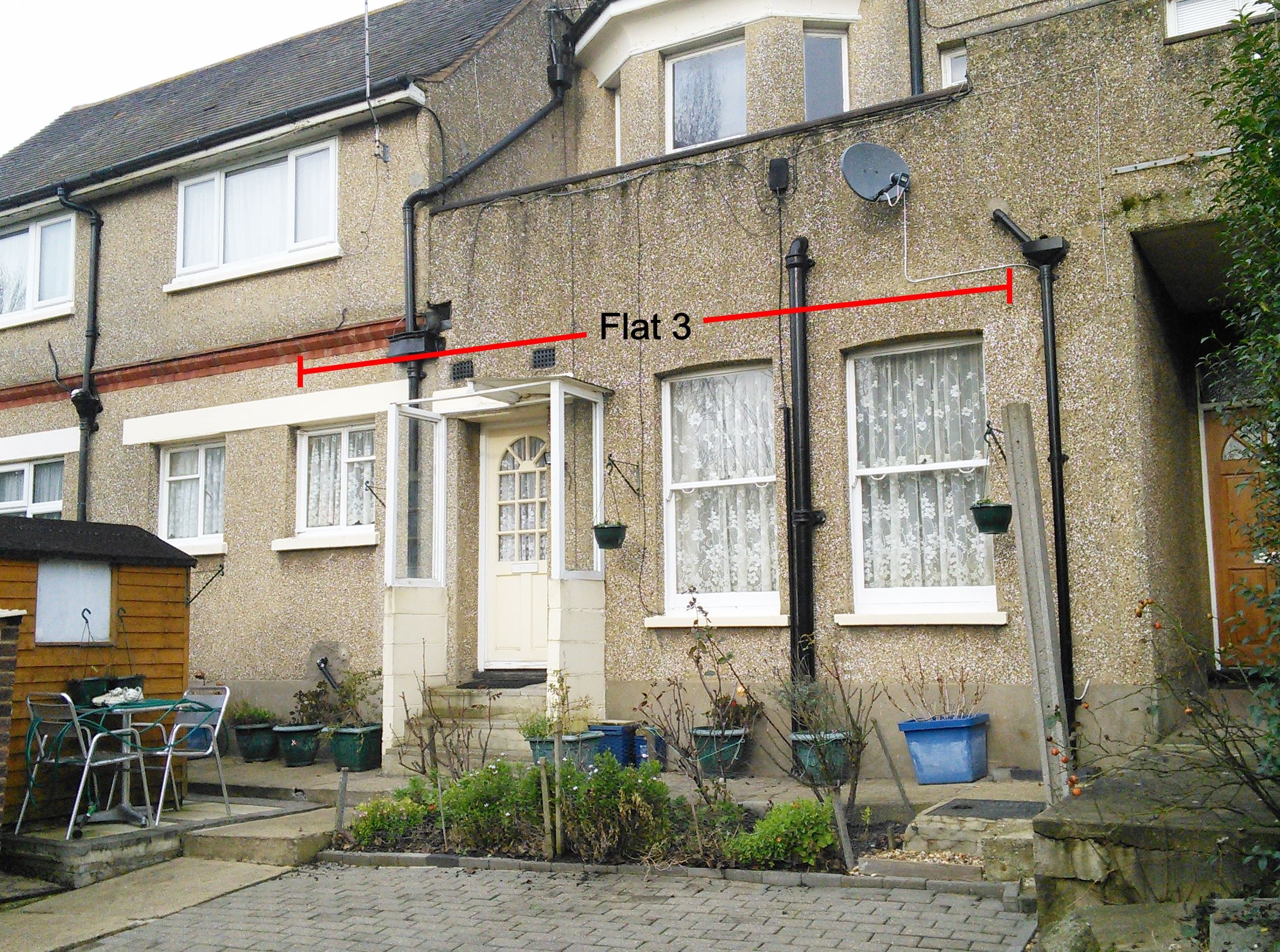 OFFERED WITH VACANT POSSESSION ON COMPLETION: LEASEHOLD ONE BEDROOM GROUND FLOOR FLAT IN POPULAR LOCATION