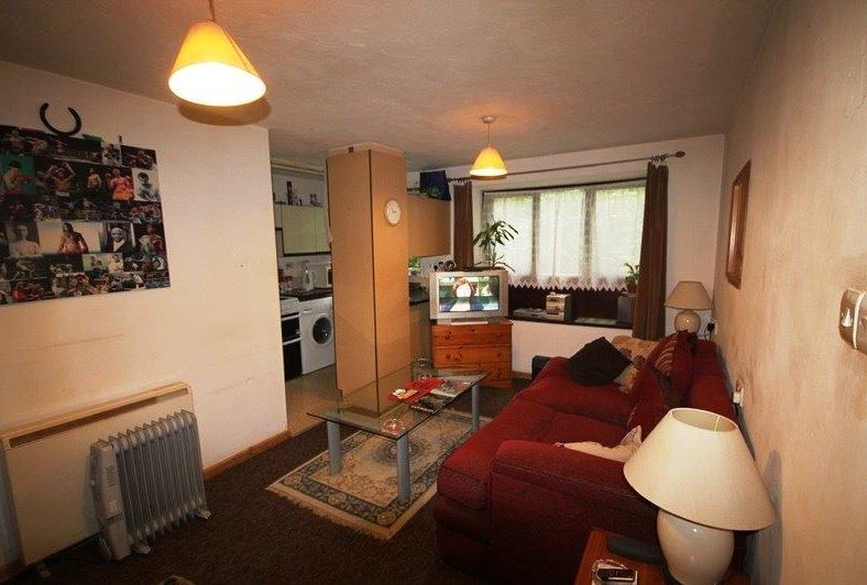 INVESTMENT OPPORTUNITY: LEASEHOLD GROUND FLOOR STUDIO APARTMENT CURRENTLY LET ON A ROLLING AGREEMENT BETWEEN THE TENANT AND THE CURRENT LANDLORD