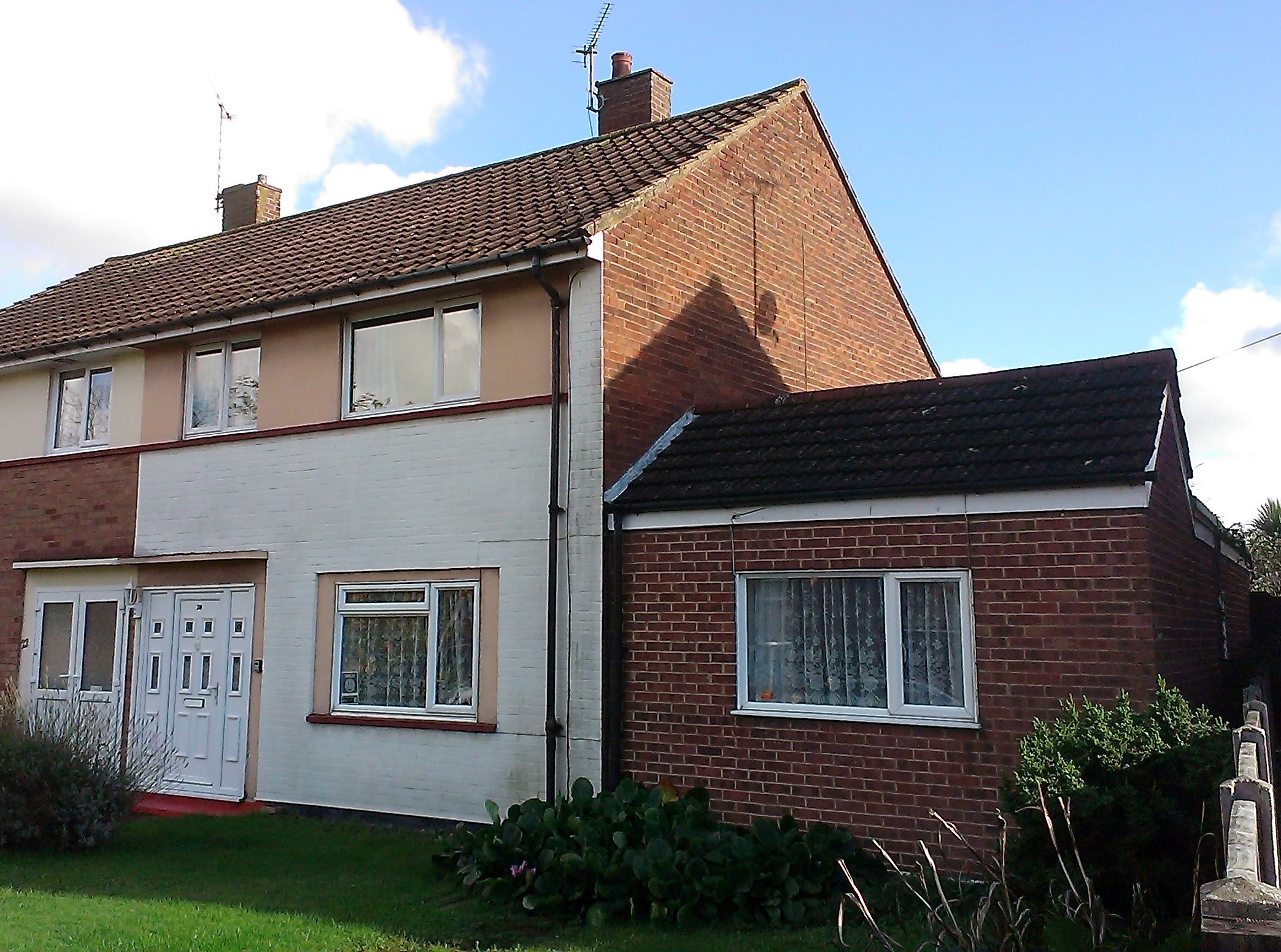 A VACANT FREEHOLD THREE BEDROOM SEMI-DETACHED HOUSE WITH AN ANNEXE GIVING FURTHER GROUND FLOOR ACCOMMODATION 