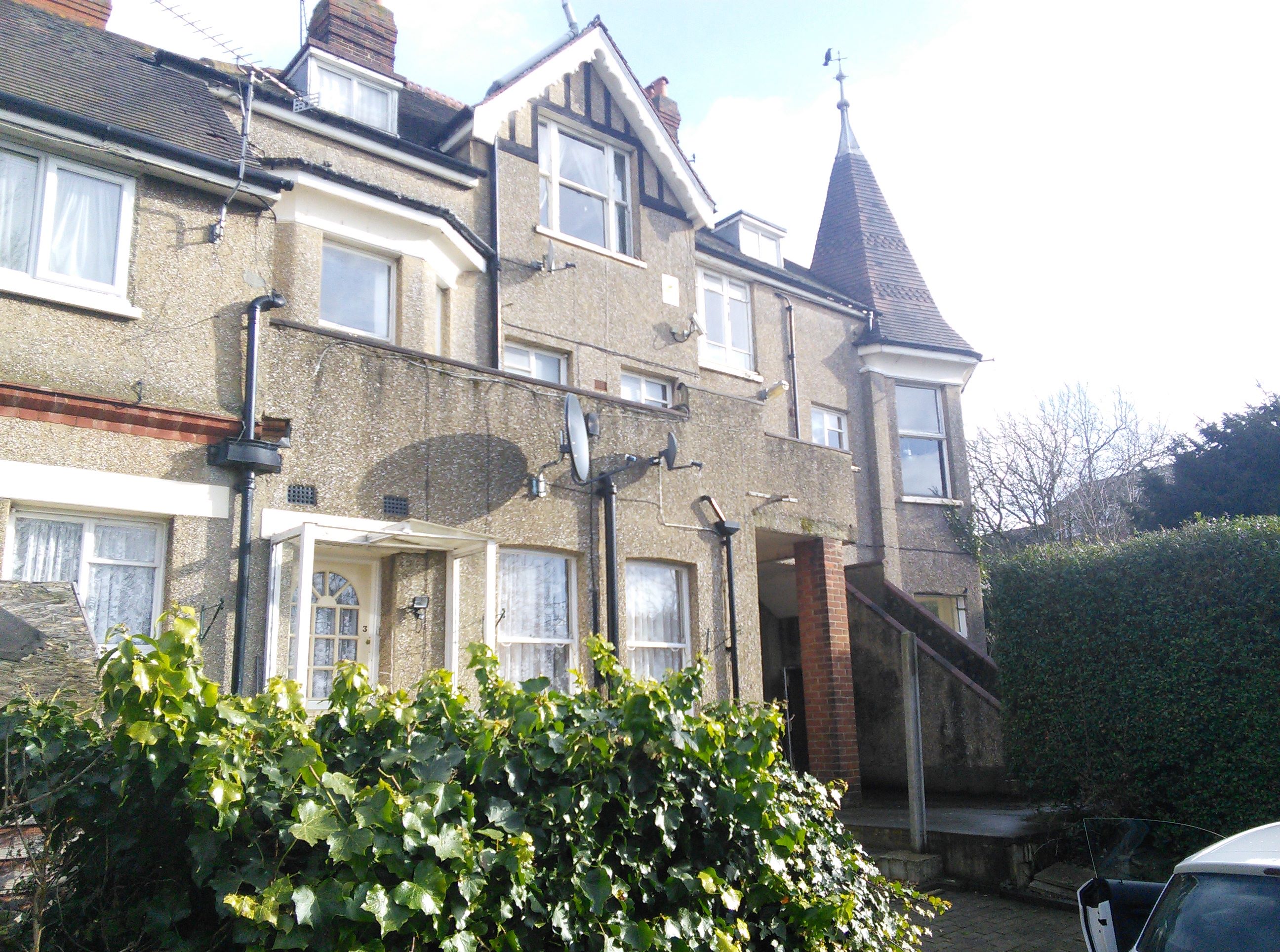 BY ORDER OF REGIS GROUP PLC: A VACANT LEASEHOLD TWO BEDROOM GROUND FLOOR GARDEN FLAT WITH BUY TO LET POTENTIAL