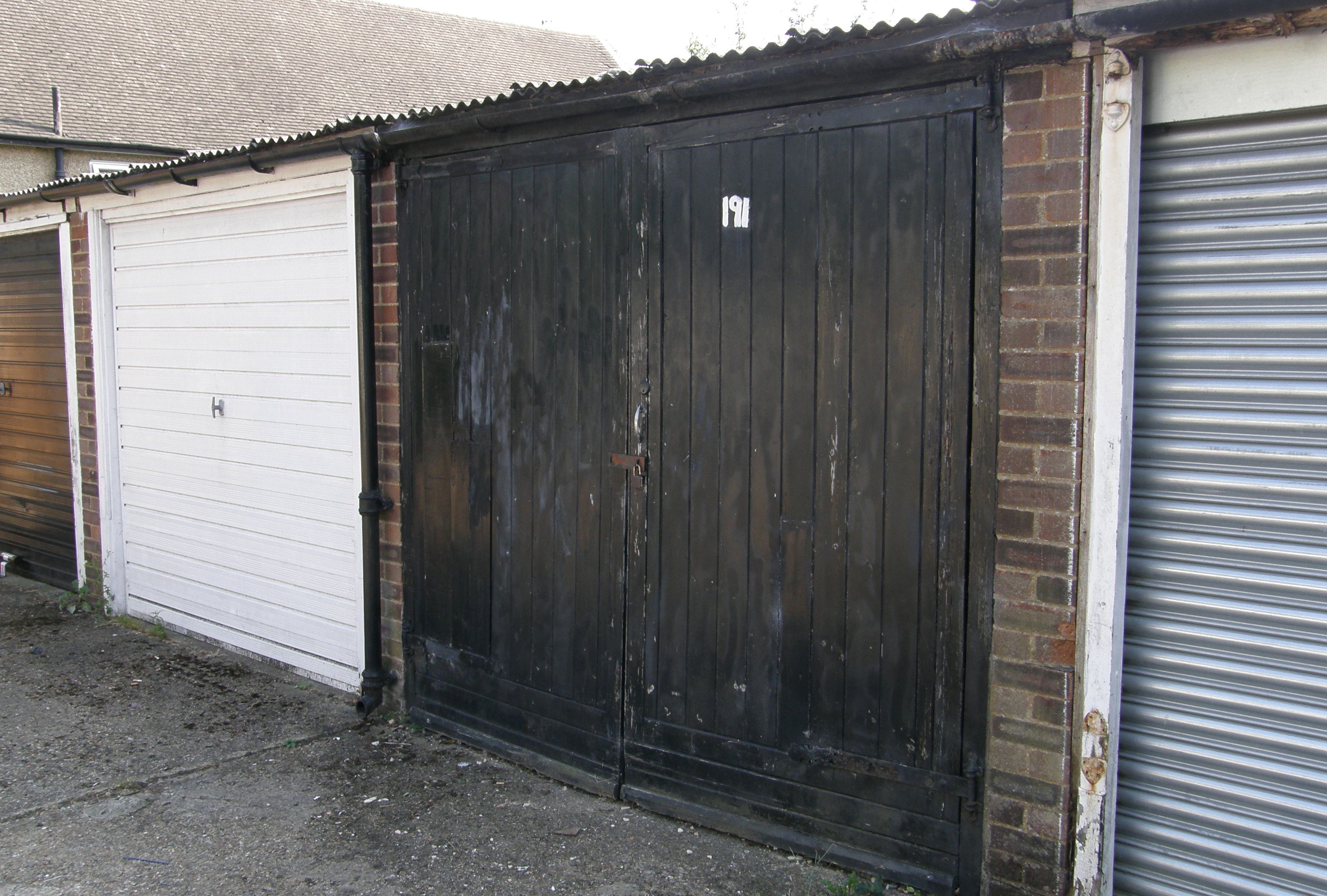BUY TO LET INVESTMENT OPPORTUNITY: A VACANT PARTIALLY REFURBISHED TWO BEDROOM GROUND FLOOR MAISONETTE, WITH OWN GARDEN AREA AND GARAGE, THE PROPERTY REQUIRES COMPLETION AND WOULD MAKE AN IDEAL RENTAL PROPERTY.