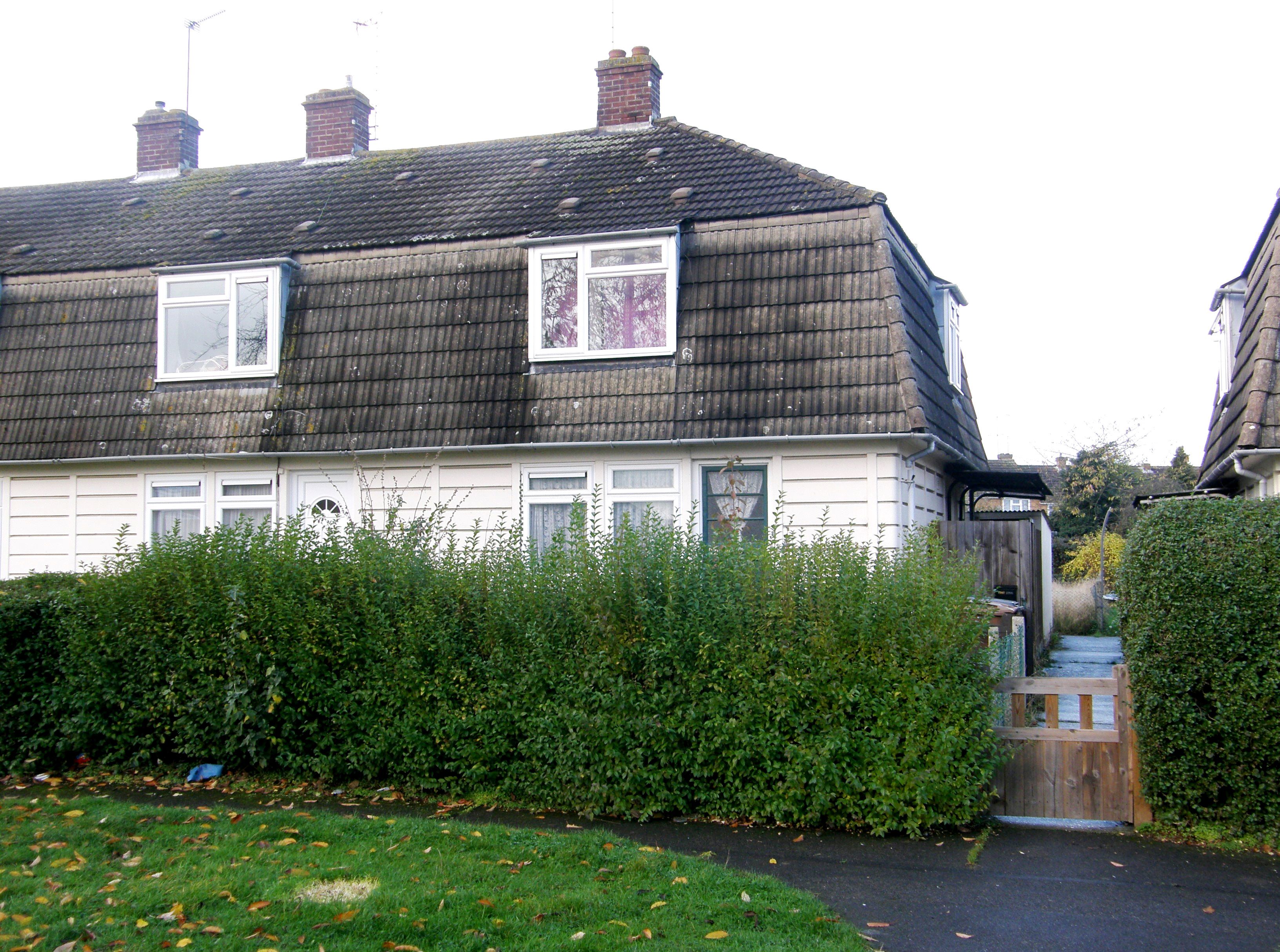 INVESTMENT OPPORTUNITY: VACANT FREEHOLD TWO/THREE BEDROOM END OF TERRACED HOUSE IN NEED OF REFURBISHMENT