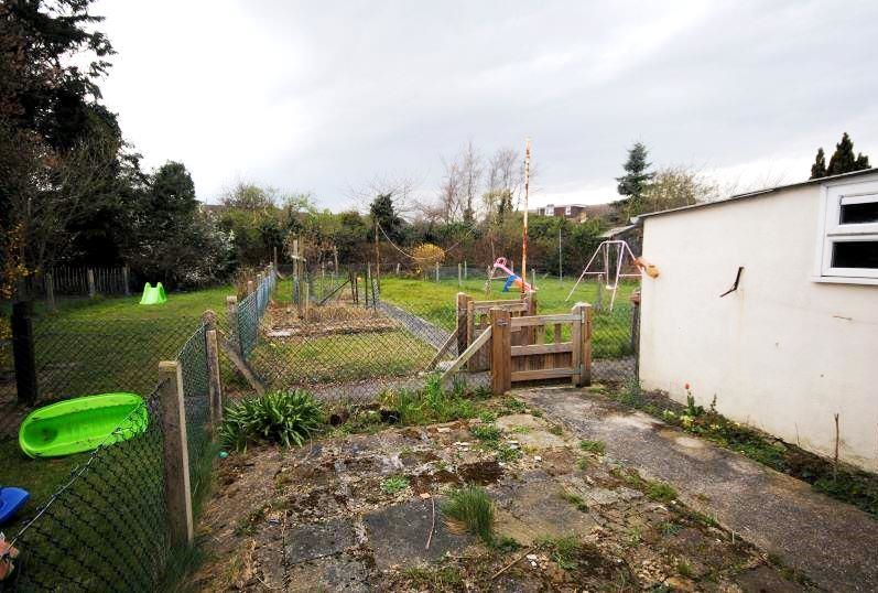 INVESTMENT OPPORTUNITY: VACANT FREEHOLD TWO/THREE BEDROOM END OF TERRACED HOUSE IN NEED OF REFURBISHMENT