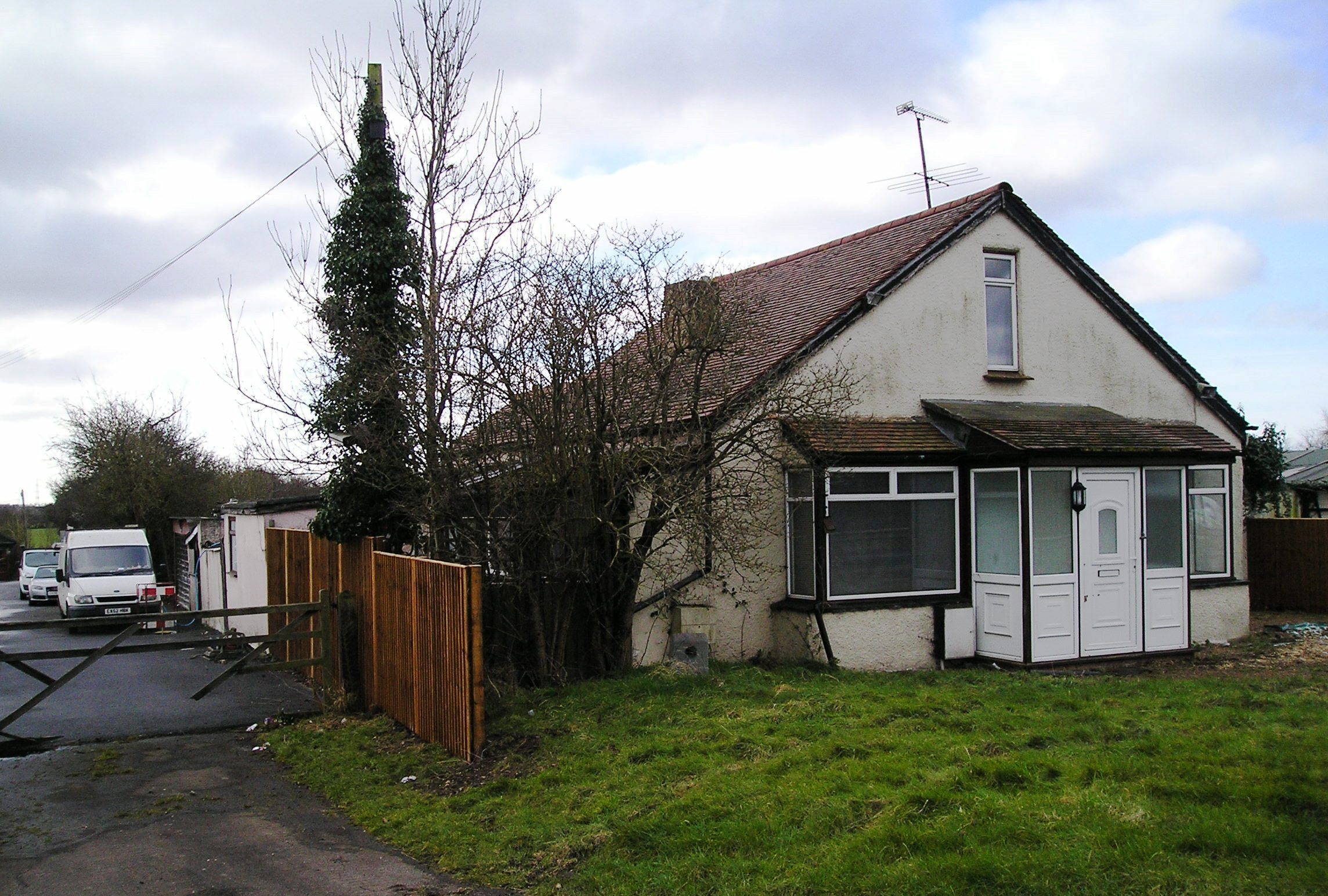 REQUIRING TOTAL REFURBISHMENT. A DETACHED THREE BEDROOM CHALET BUNGALOW OFFERING VERSATILE ACCOMODATION AND A GARAGE TO THE SIDE. THERE IS A POSSIBLE DEVELOPMENT OPPORTUNITY SUBJECT TO THE NECESSARY CONSENTS. 