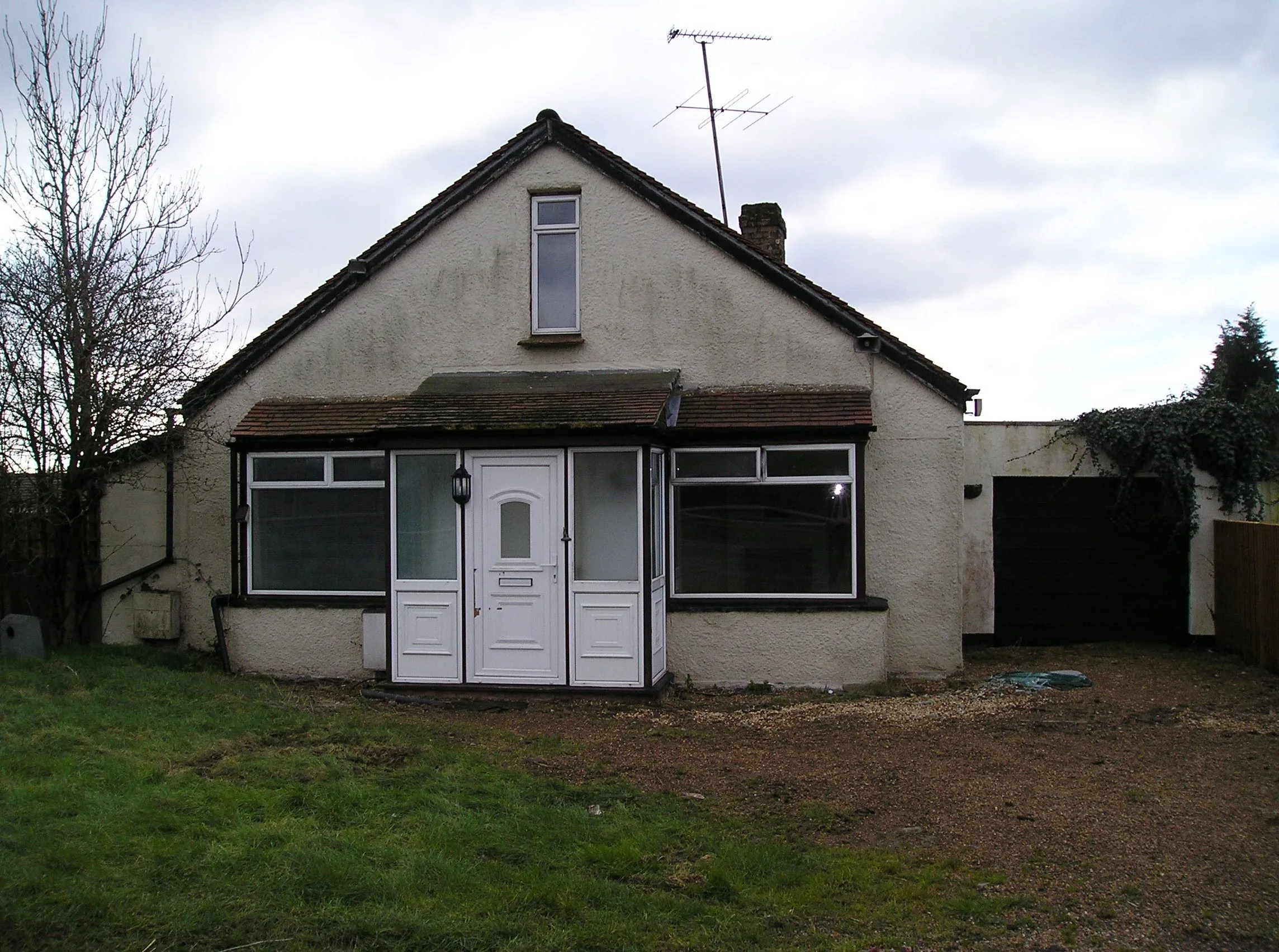 REQUIRING TOTAL REFURBISHMENT. A DETACHED THREE BEDROOM CHALET BUNGALOW OFFERING VERSATILE ACCOMODATION AND A GARAGE TO THE SIDE. THERE IS A POSSIBLE DEVELOPMENT OPPORTUNITY SUBJECT TO THE NECESSARY CONSENTS.