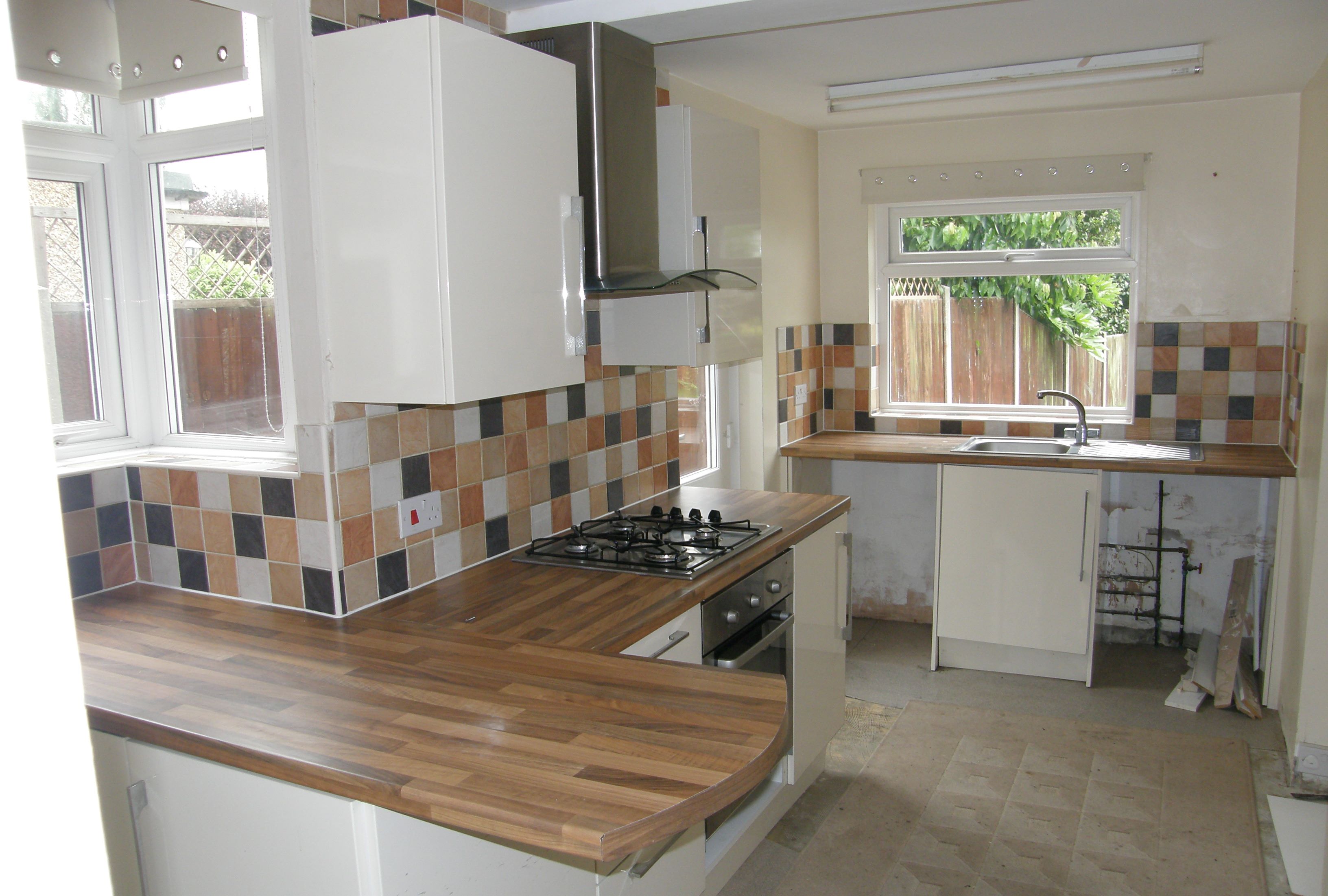 A LINK DETACHED EXTENDED THREE BEDROOM HOUSE LOCATED IN A POPULAR AREA OF ROMFORD, THE PROPERTY WOULD MAKE AN IDEAL HOME OR BUY TO LET INVESTMENT.  IDEAL FOR A COMMUTER WITH ROAD AND RAIL ACCESS TO LONDON