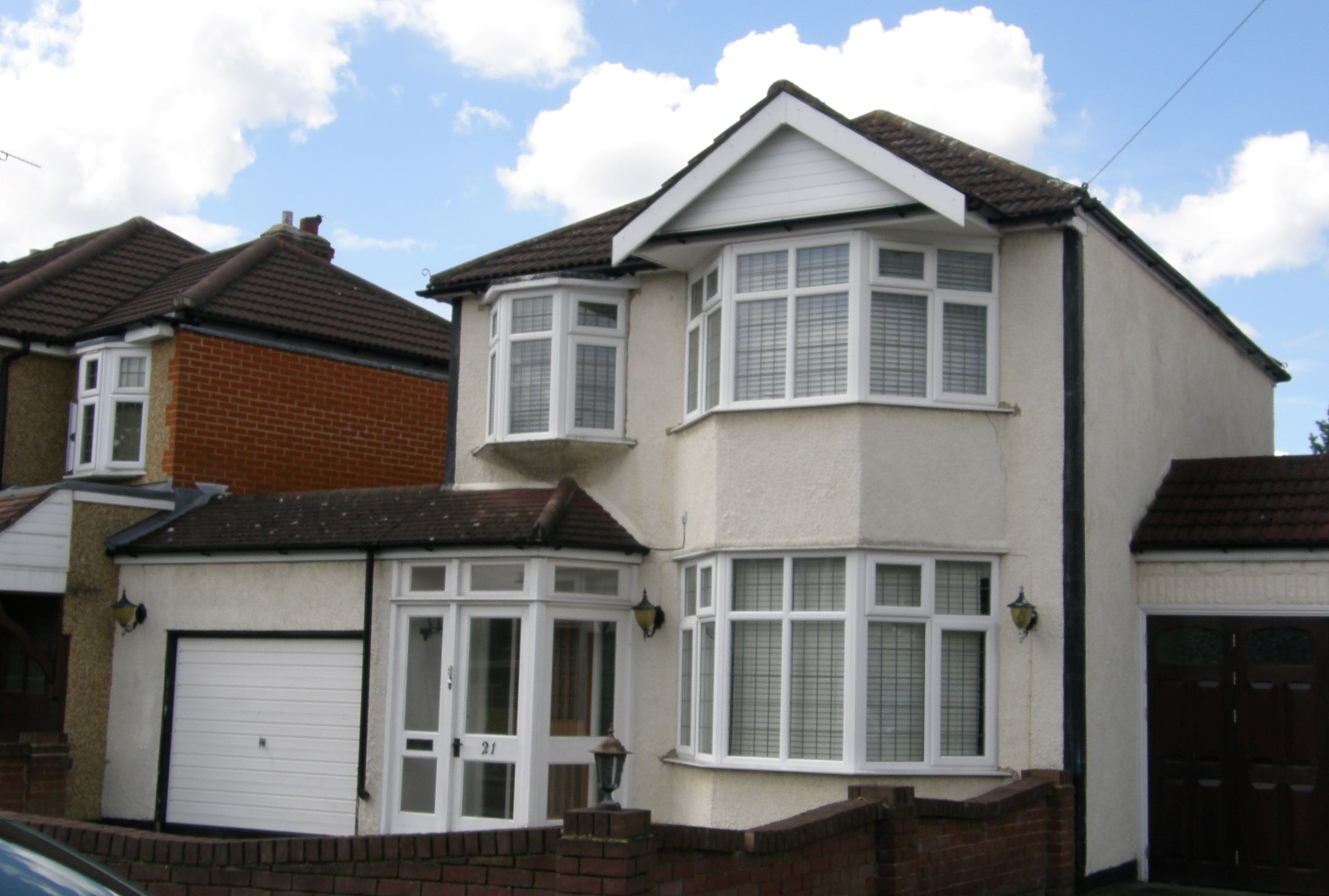 A LINK DETACHED EXTENDED THREE BEDROOM HOUSE LOCATED IN A POPULAR AREA OF ROMFORD, THE PROPERTY WOULD MAKE AN IDEAL HOME OR BUY TO LET INVESTMENT.  IDEAL FOR A COMMUTER WITH ROAD AND RAIL ACCESS TO LONDON