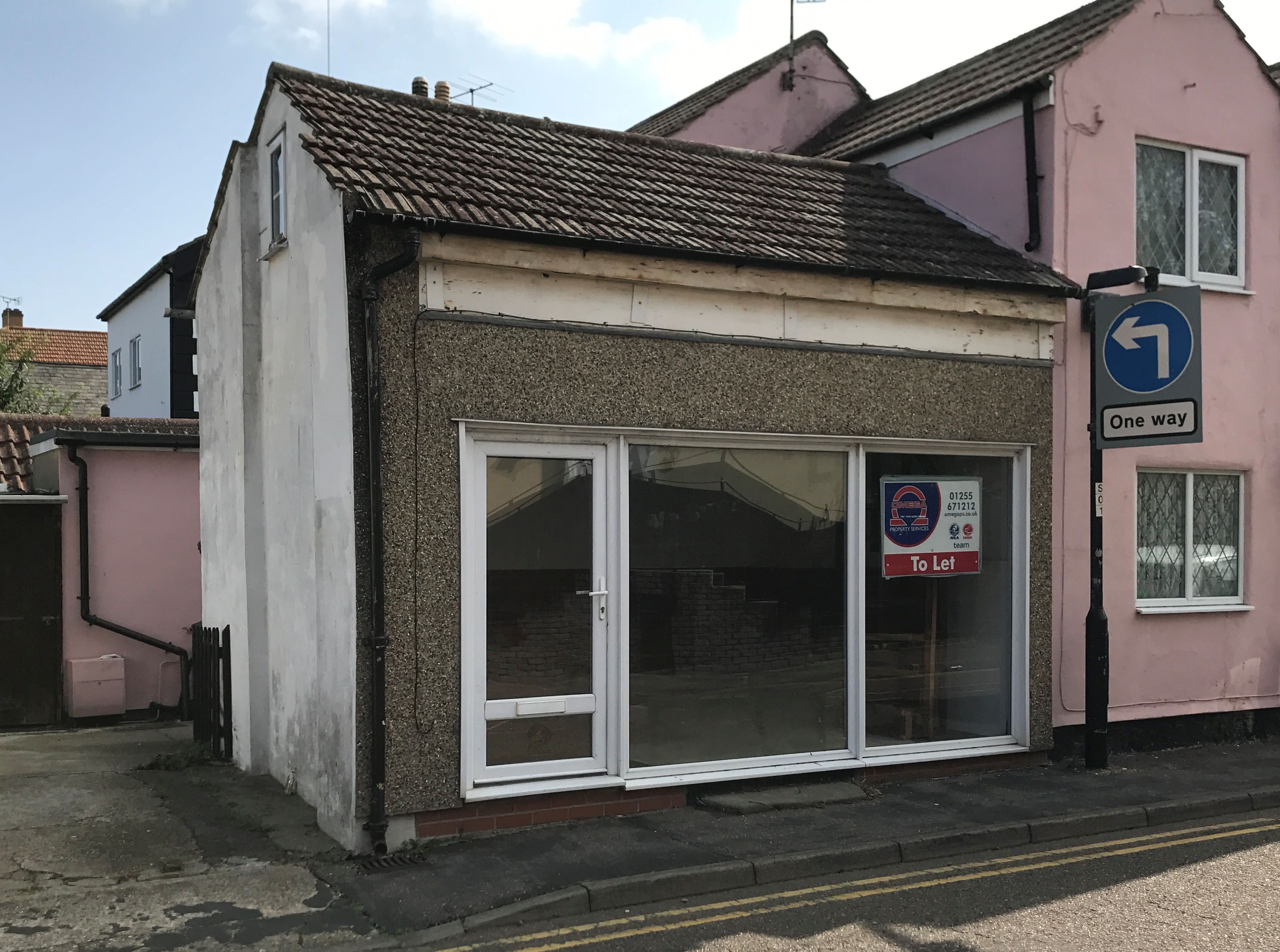 COMMERCIAL INVESTMENT: A VACANT FREEHOLD LOCK UP SHOP PLACED CLOSE TO THE WALTON ON THE NAZE HIGH STREET AND SEAFRONT