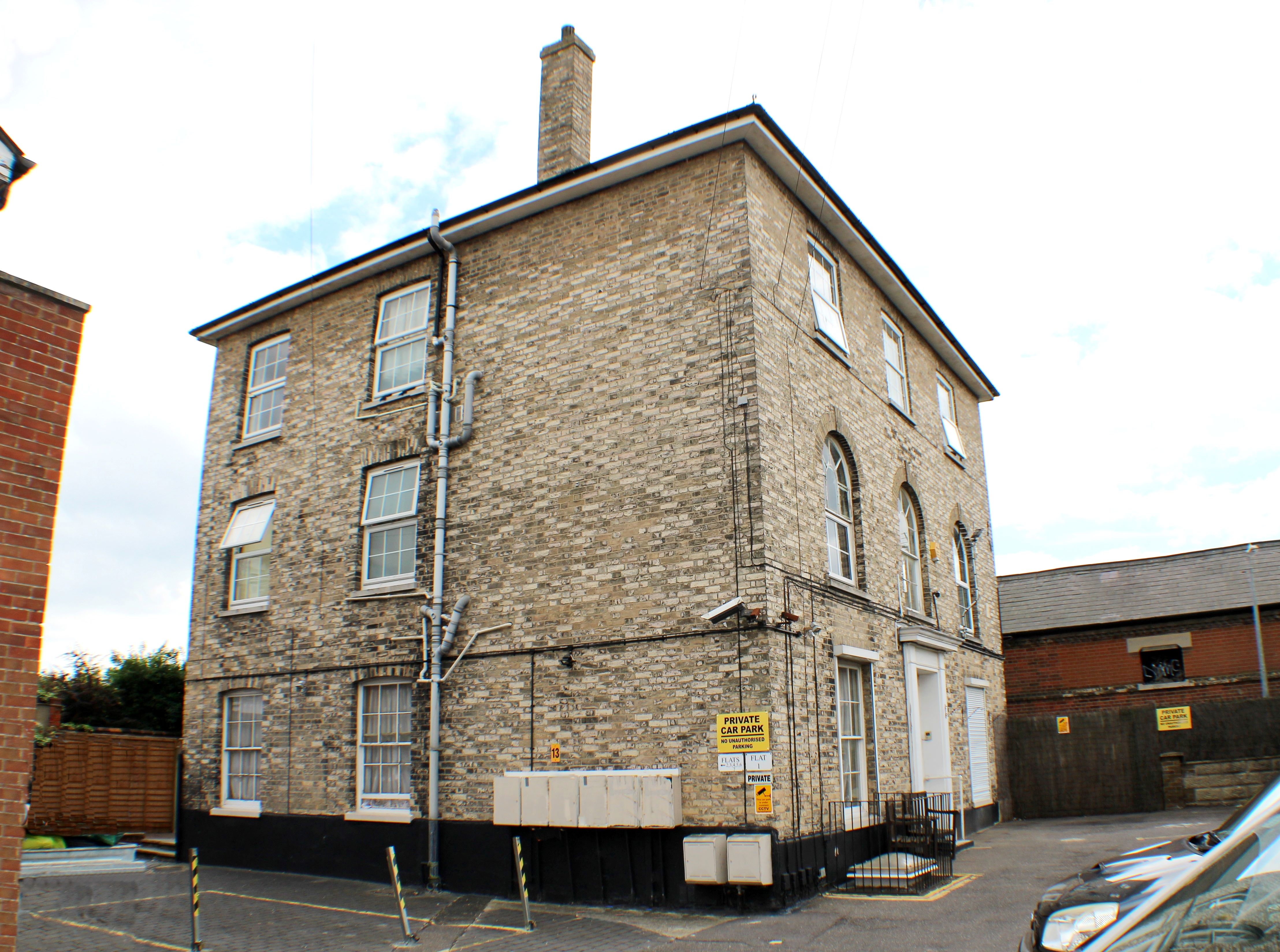 BUY TO LET INVESTMENT: LEASEHOLD FIRST FLOOR STUDIO APARTMENT CURRENTLY LET PRODUCING A RETURN OF 9.8% OF THE GUIDE PRICE